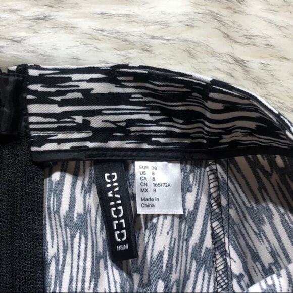 H&M black & white print patterned short skater skirt size 8 - Picture 3 of 5